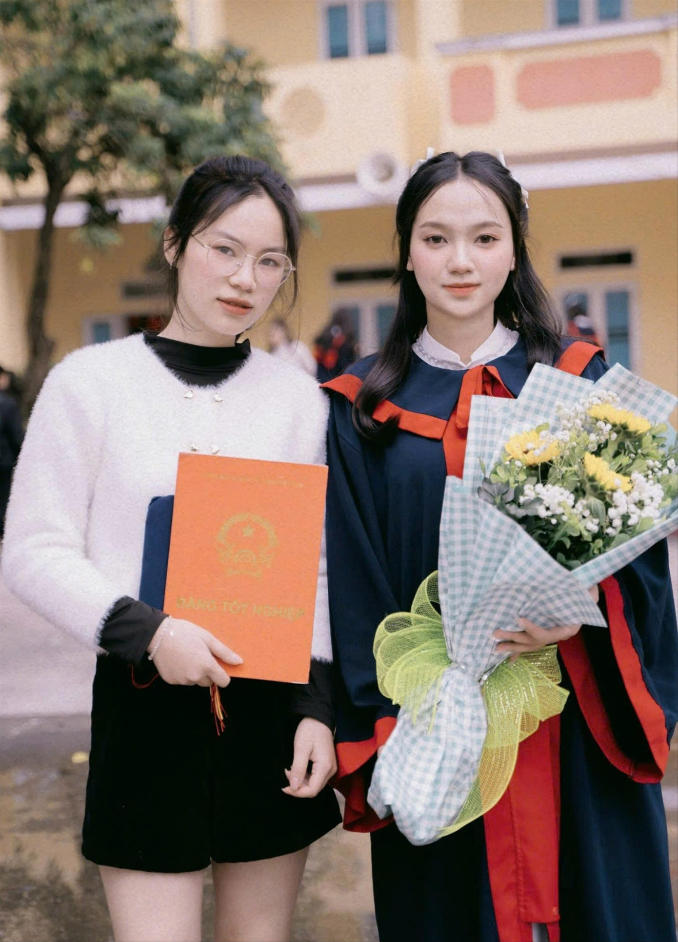 Triệu Thùy Chi (bên phải) luôn nỗ lực học tập để có tương lai tươi sáng hơn Ảnh: NVCC