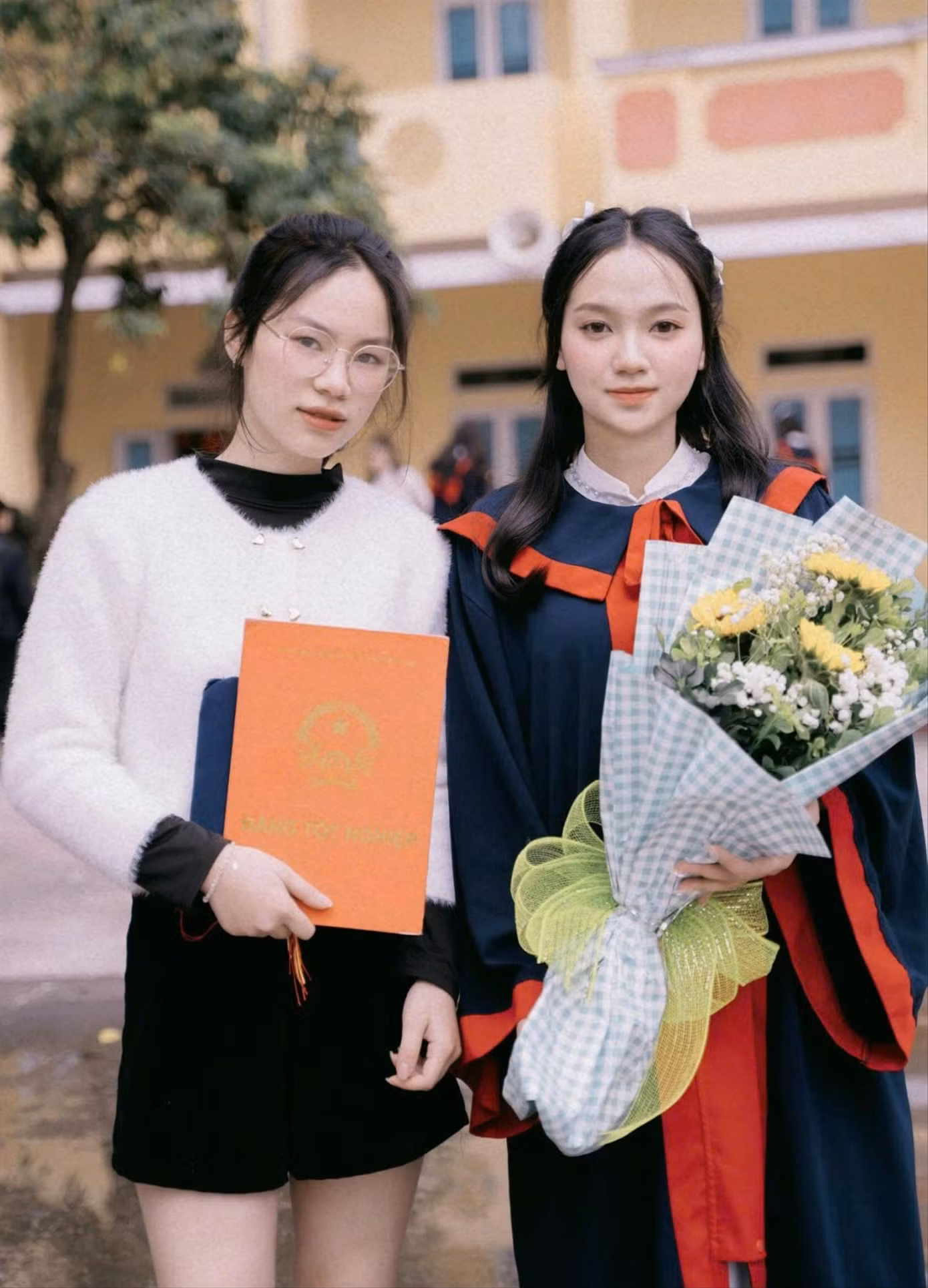 Triệu Thùy Chi (bên phải) luôn nỗ lực học tập để có tương lai tươi sáng hơn Ảnh: NVCC