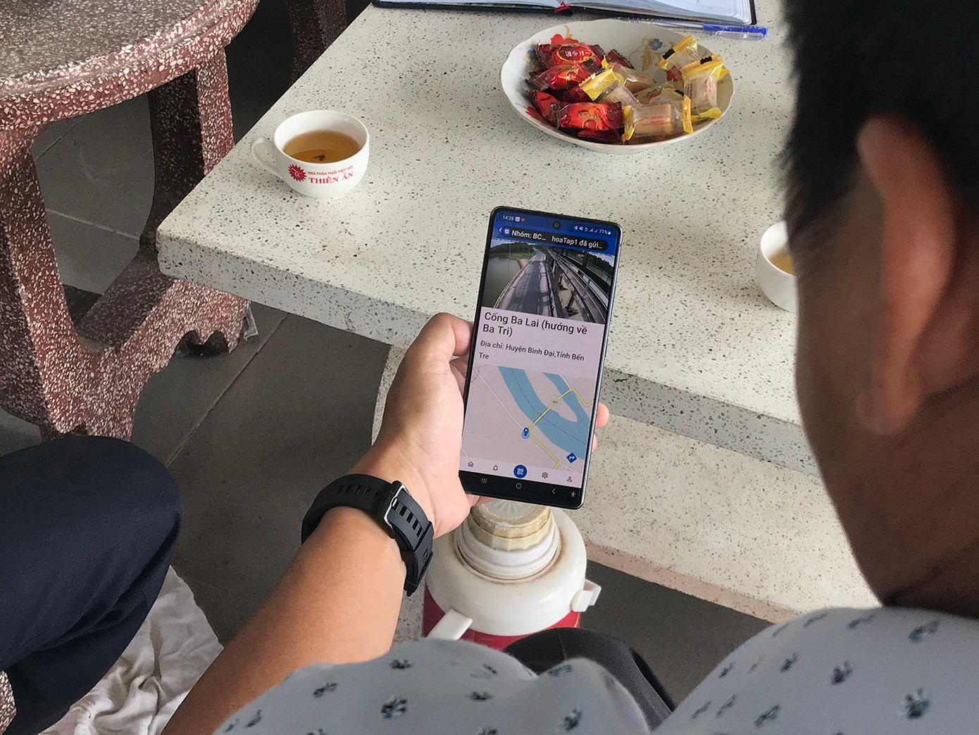 Anh Trần Anh Minh, Phó Chủ tịch UBND xã Thạnh Trị (Bình Đại) theo dõi camera giám sát cống ngăn mặn Ba Lai. Ảnh: Hòa Hội Anh Trần Anh Minh, Phó Chủ tịch UBND xã Thạnh Trị (Bình Đại) theo dõi camera giám sát cống ngăn mặn Ba Lai. Ảnh: Hòa Hội