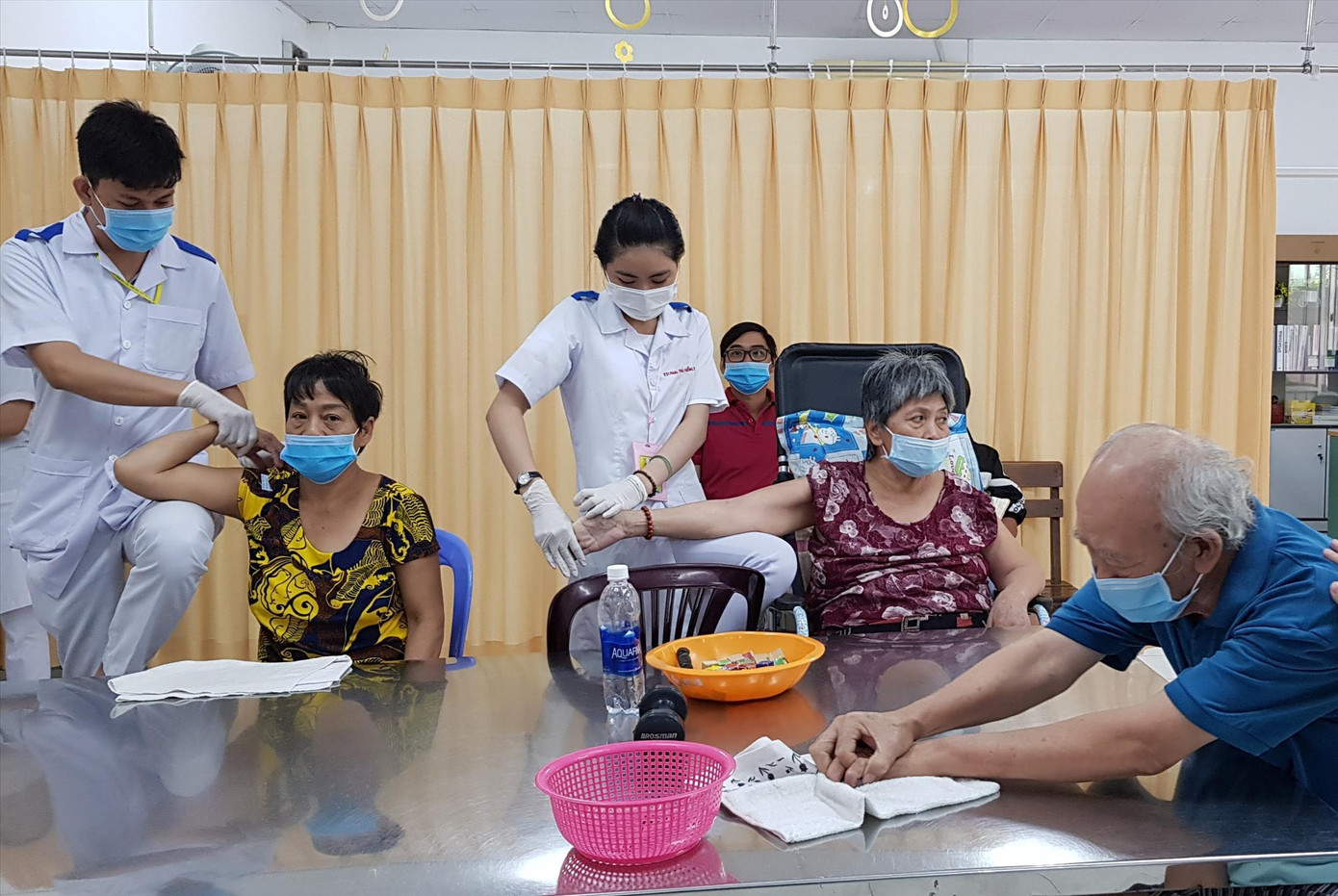 Nhân viên y tế tập vật lý trị liệu cho người bệnh tại Bệnh viện Phục hồi chức năng TPHCM Ảnh: vân sơn Nhân viên y tế tập vật lý trị liệu cho người bệnh tại Bệnh viện Phục hồi chức năng TPHCM Ảnh: vân sơn