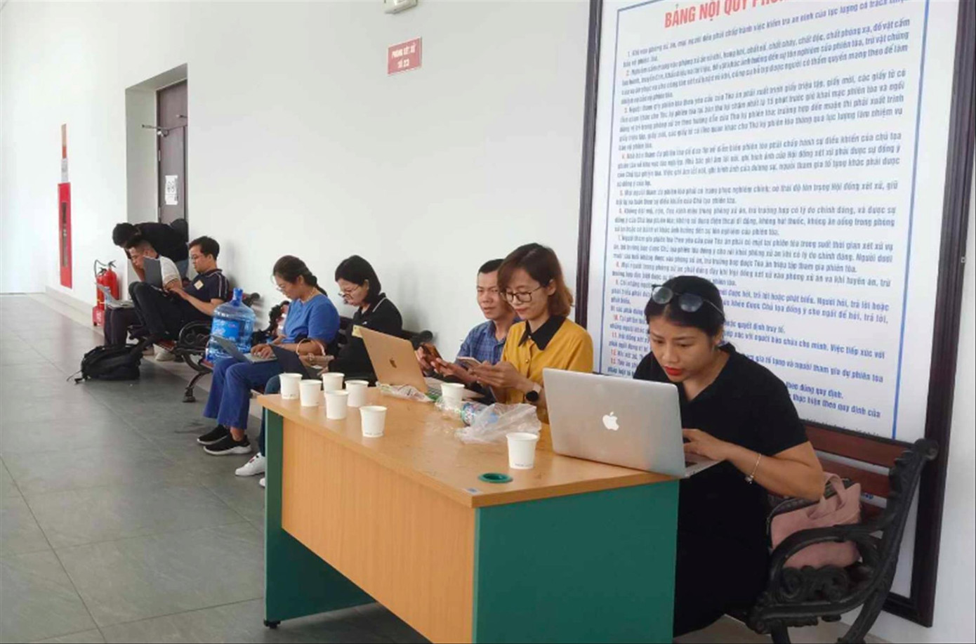 Phóng viên tác nghiệp vụ án Việt Á bên ngoài phòng xét xử TAND TP Hà Nội