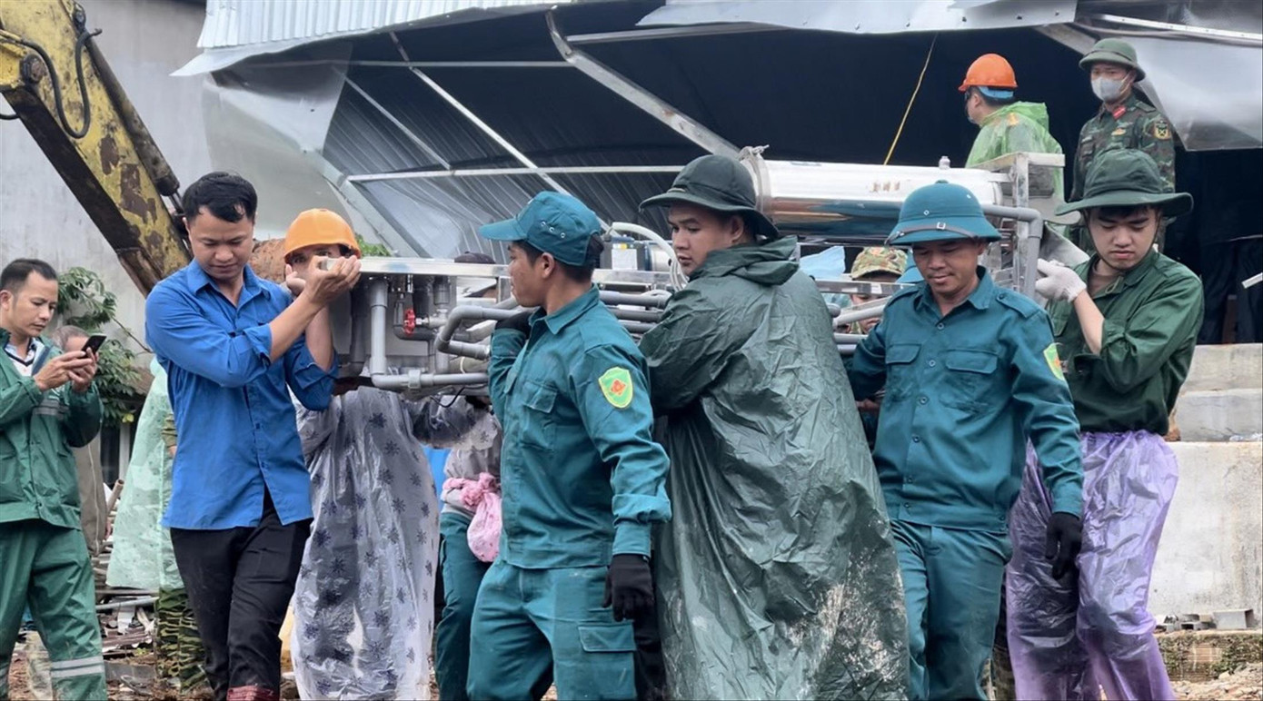 Các lực lượng tích cực khắc phục hậu quả vụ sạt lở Các lực lượng tích cực khắc phục hậu quả vụ sạt lở