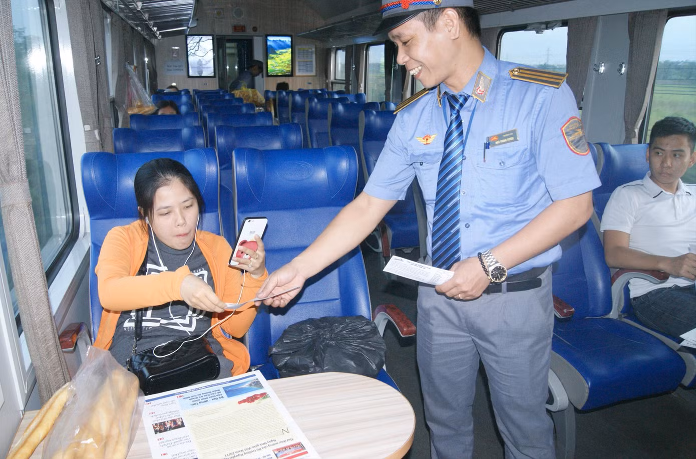 Số khách ít ỏi đi tàu khách Hà Nội – Quán Triều (Thái Nguyên) thời điểm trước khi dừng hoạt động Ảnh: Phạm Thanh Số khách ít ỏi đi tàu khách Hà Nội – Quán Triều (Thái Nguyên) thời điểm trước khi dừng hoạt động Ảnh: Phạm Thanh