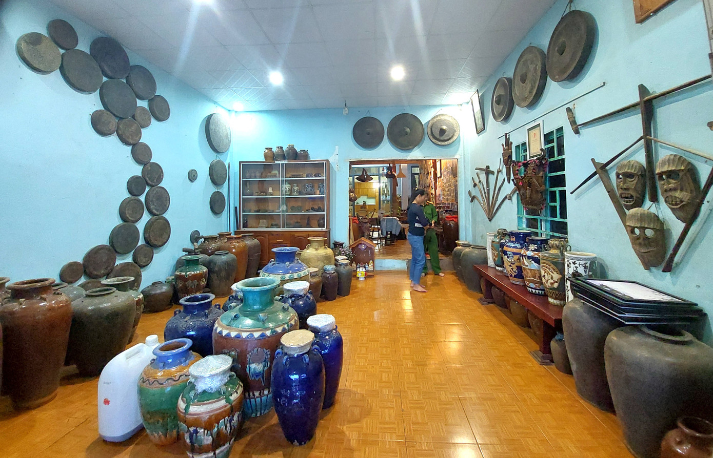 Ngôi nhà của gia đình anh là không gian trưng bày các hiện vật về văn hoá Tây Nguyên