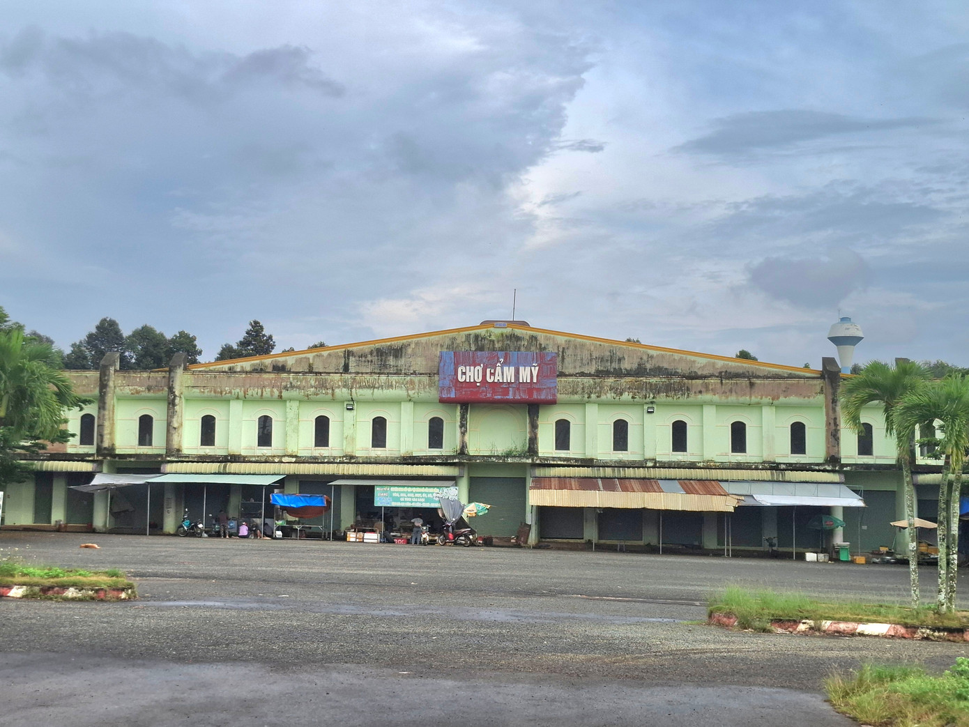 Chợ Cẩm Mỹ đầu tư hơn 120 tỷ đồng nhưng không có tiểu thương vào kinh doanh. Ảnh: M.T