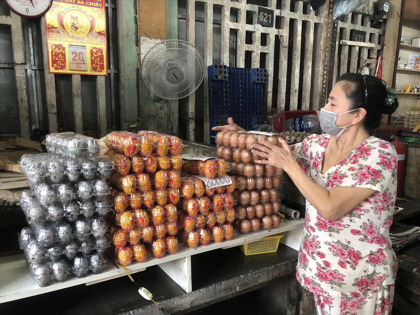 Nhiều mặt hàng tại chợ đã giảm giá nhưng sức mua rất yếu (Ảnh chụp tại chợ Bà Chiểu). Ảnh: U.P