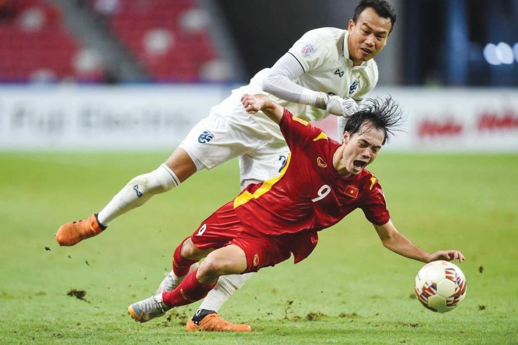 Văn Toàn (số 9) bị thủ môn Thái Lan phạm lỗi Văn Toàn (số 9) bị thủ môn Thái Lan phạm lỗi