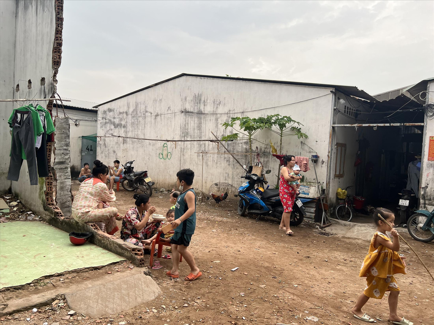 Xao xác khu trọ công nhân