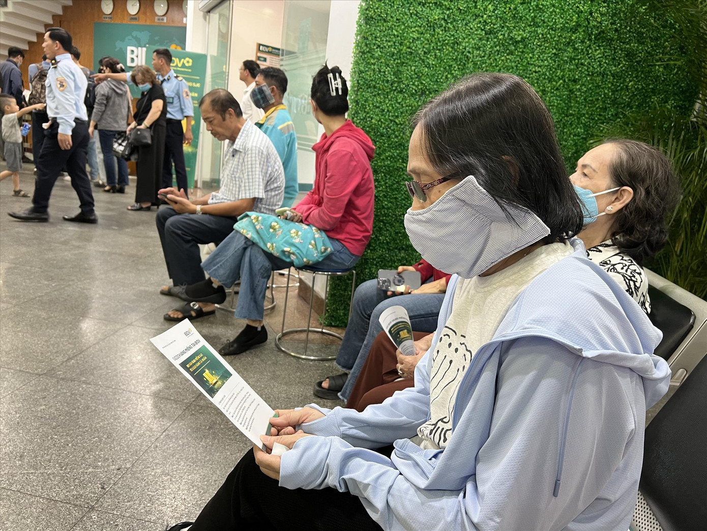 Nhiều người vẫn chờ đợi mua vàng tại ngân hàng ở TPHCM Ảnh: U.P Nhiều người vẫn chờ đợi mua vàng tại ngân hàng ở TPHCM Ảnh: U.P