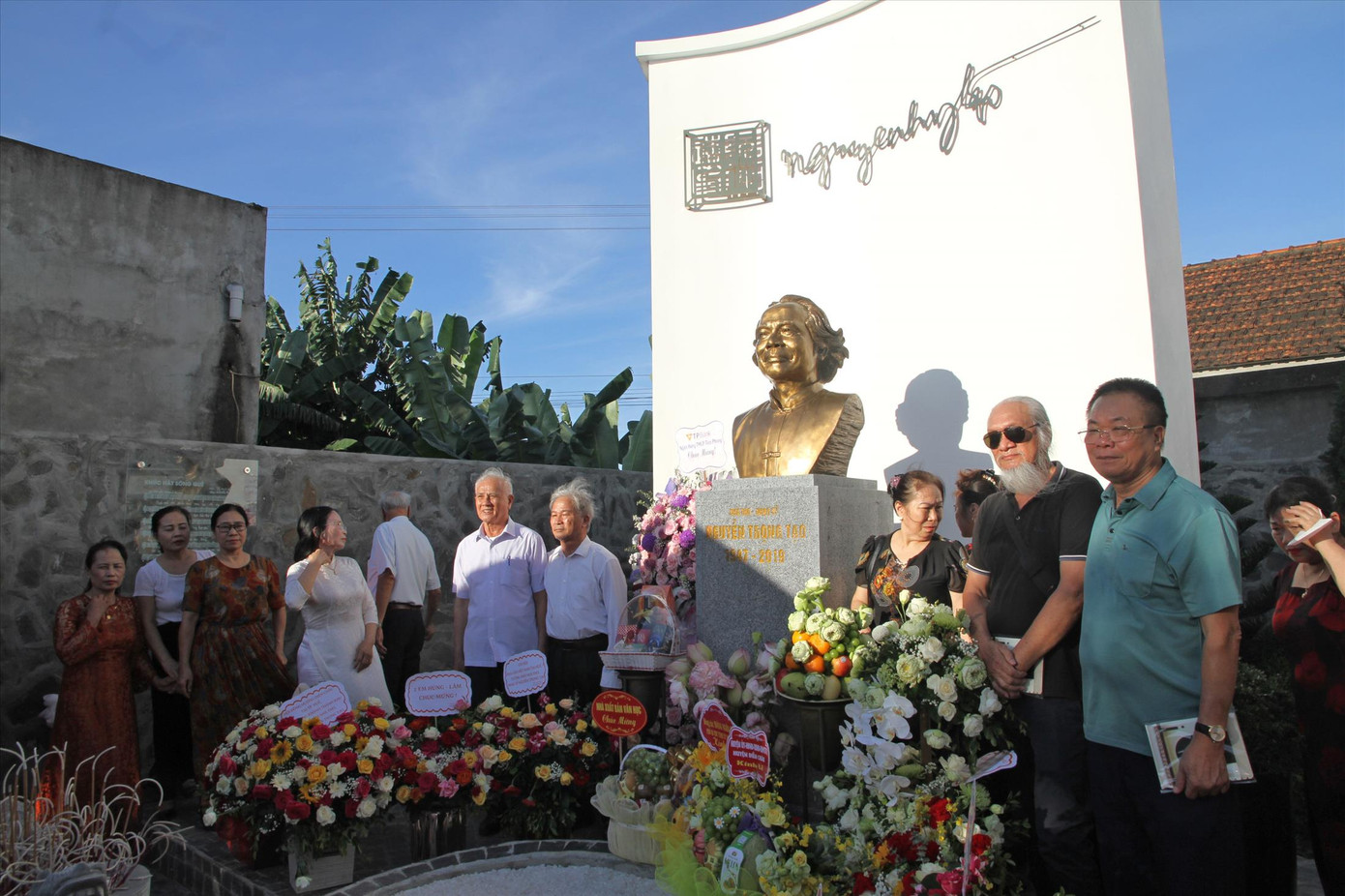 Chụp ảnh lưu niệm bên tượng đài của nhà thơ Ảnh: N.M.HÀ Chụp ảnh lưu niệm bên tượng đài của nhà thơ Ảnh: N.M.HÀ