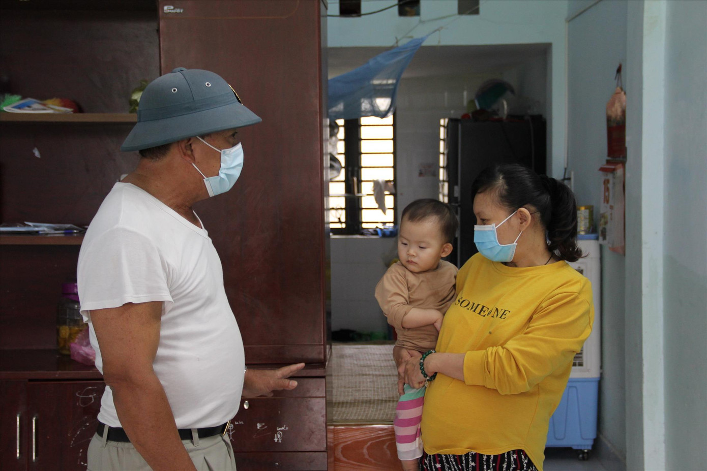 Ông Nguyễn Thanh Dũng (tổ trưởng tổ công nhân tự quản số 1) đi thông báo cho từng công nhân về kế hoạch tặng quà Tết và nấu bánh chưng. Ông Nguyễn Thanh Dũng (tổ trưởng tổ công nhân tự quản số 1) đi thông báo cho từng công nhân về kế hoạch tặng quà Tết và nấu bánh chưng.