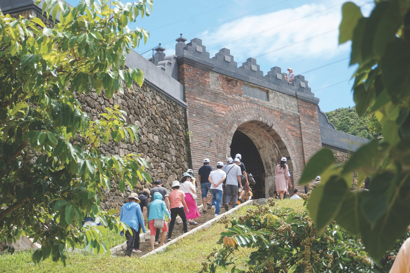 Hải Vân Quan hút du khách sau khi được trùng tu. Ảnh: Thanh Hiền.