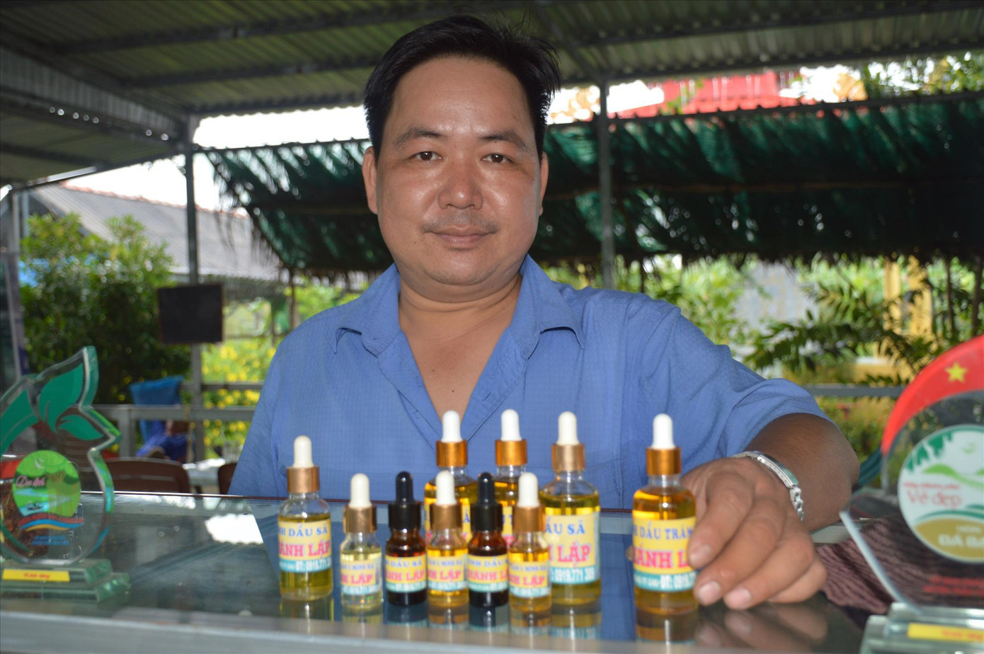 Không chỉ dừng lại ở việc chưng cất tinh dầu từ lá tràm, anh Lập còn tiến xa hơn khi sản xuất thành công mặt hàng tinh dầu sả. Không chỉ dừng lại ở việc chưng cất tinh dầu từ lá tràm, anh Lập còn tiến xa hơn khi sản xuất thành công mặt hàng tinh dầu sả.