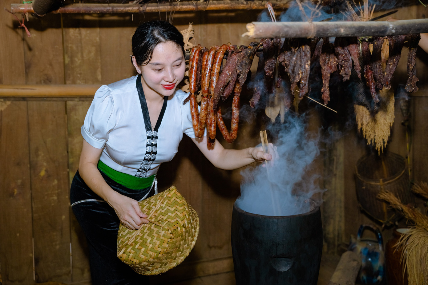 Cô gái Nguyễn Thị Ngọc Huyền (SN 1988, phường Cốc Lếu, TP Lào Cai, tỉnh Lào Cai) bên món thịt trâu gác bếp, lạp xưởng mẹ làm