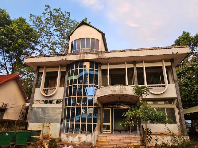 Trụ sở Chi cục Thuế huyện Cư M’gar cũ (Đắk Lắk) sau sáp nhập được bán đấu giá không thành nay bị bỏ hoang. Ảnh: Huỳnh Thuỷ