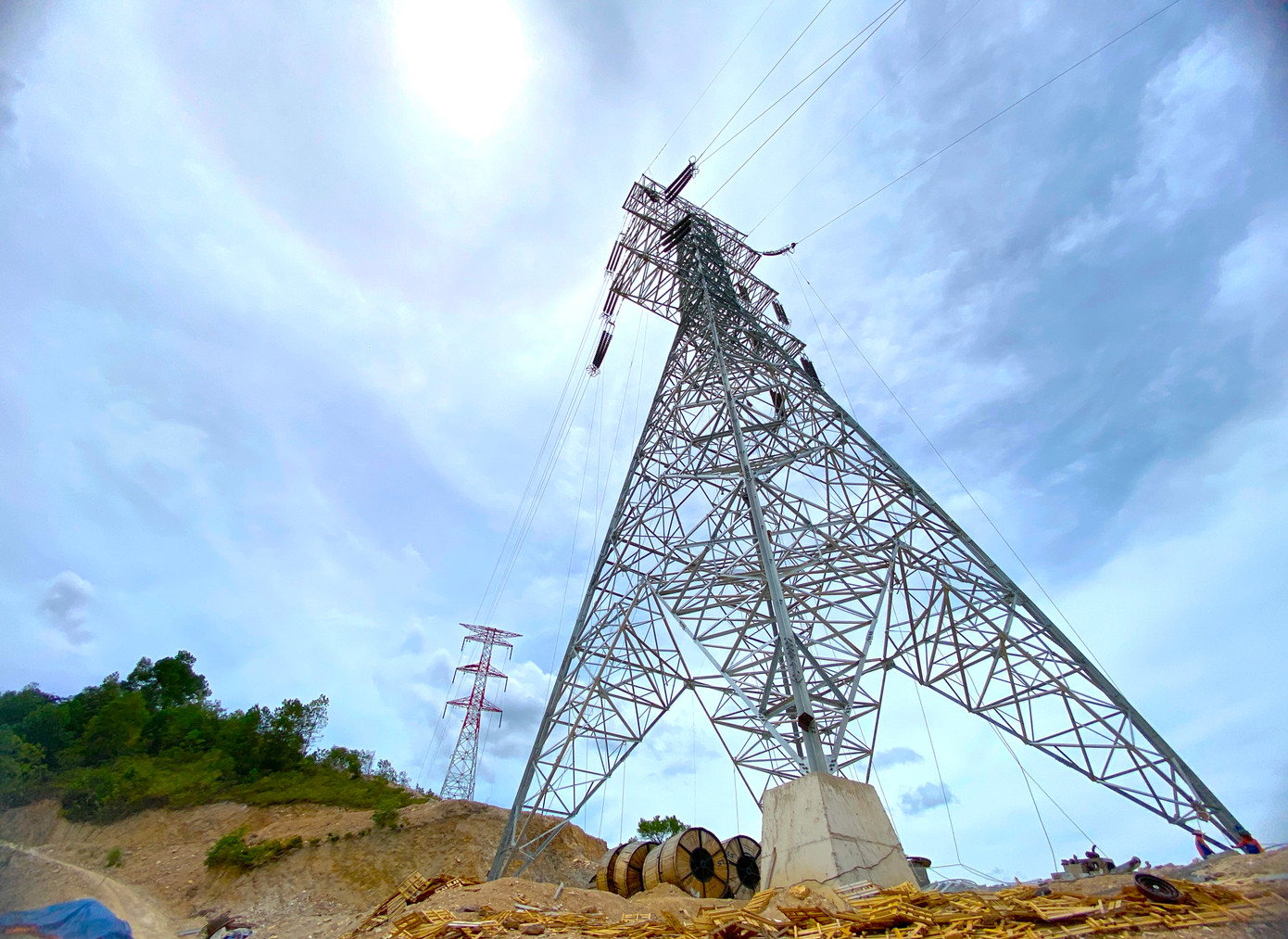 Những cột điện khổng lồ sắp hoàn thiện đi vào hoạt động.