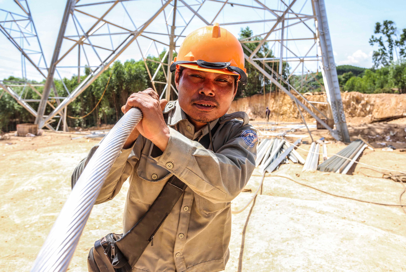 Công nhân miệt mài kéo dây cáp điện