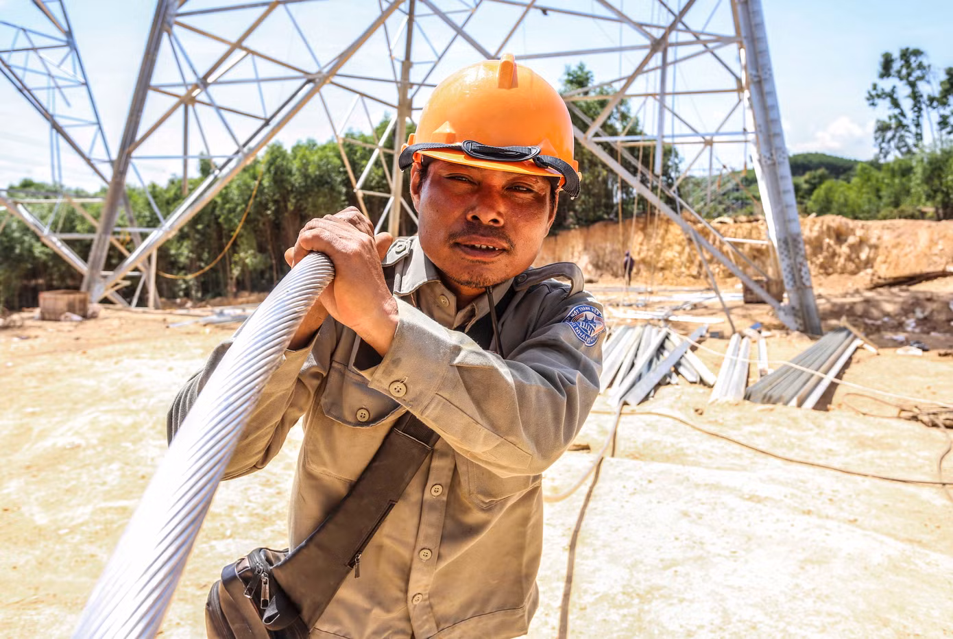 Công nhân miệt mài kéo dây cáp điện