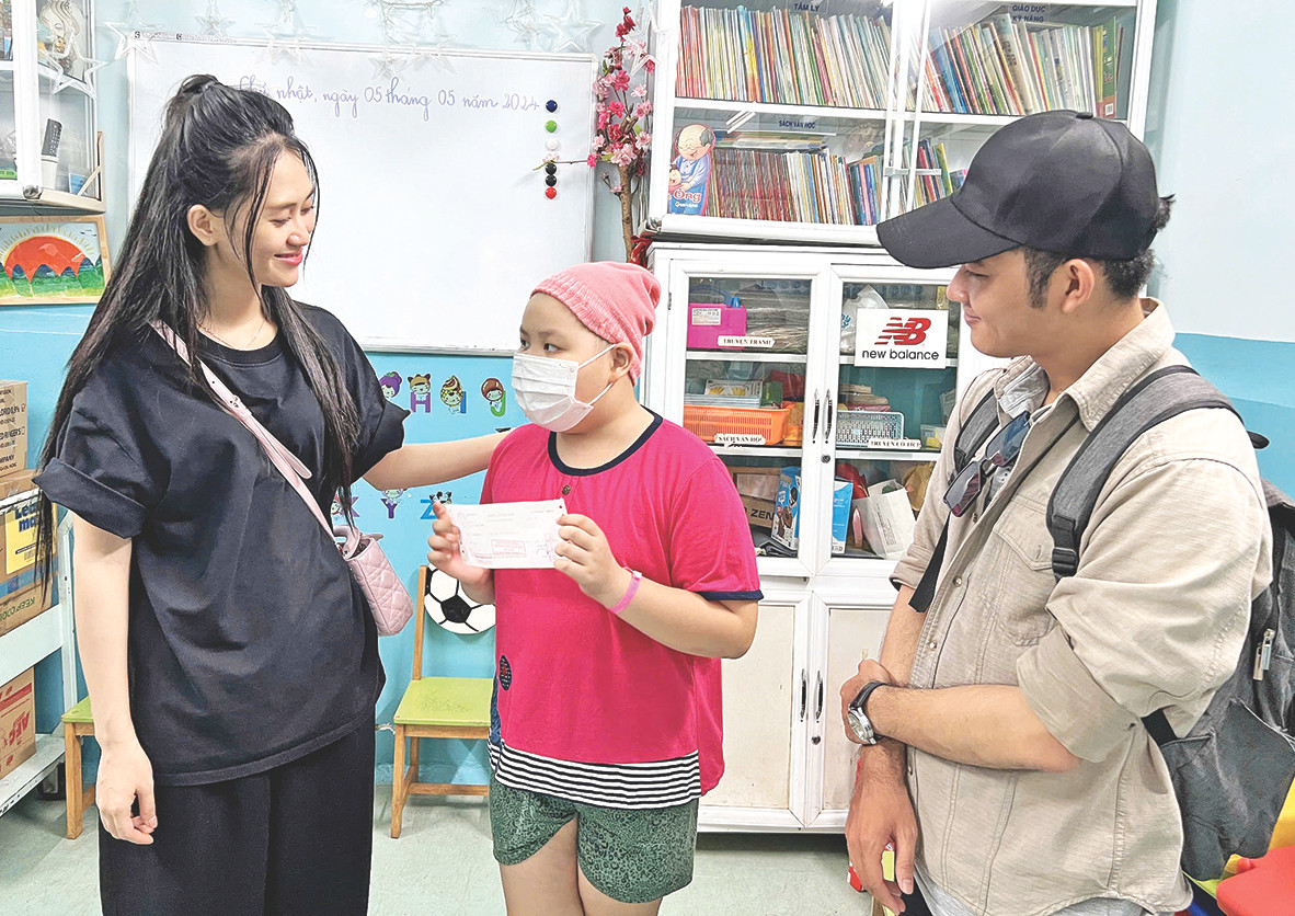 Thành viên nhóm “Hát để sẻ chia” đóng viện phí và chia sẻ với bệnh nhi, thân nhân các em Ảnh: NVCC Thành viên nhóm “Hát để sẻ chia” đóng viện phí và chia sẻ với bệnh nhi, thân nhân các em Ảnh: NVCC