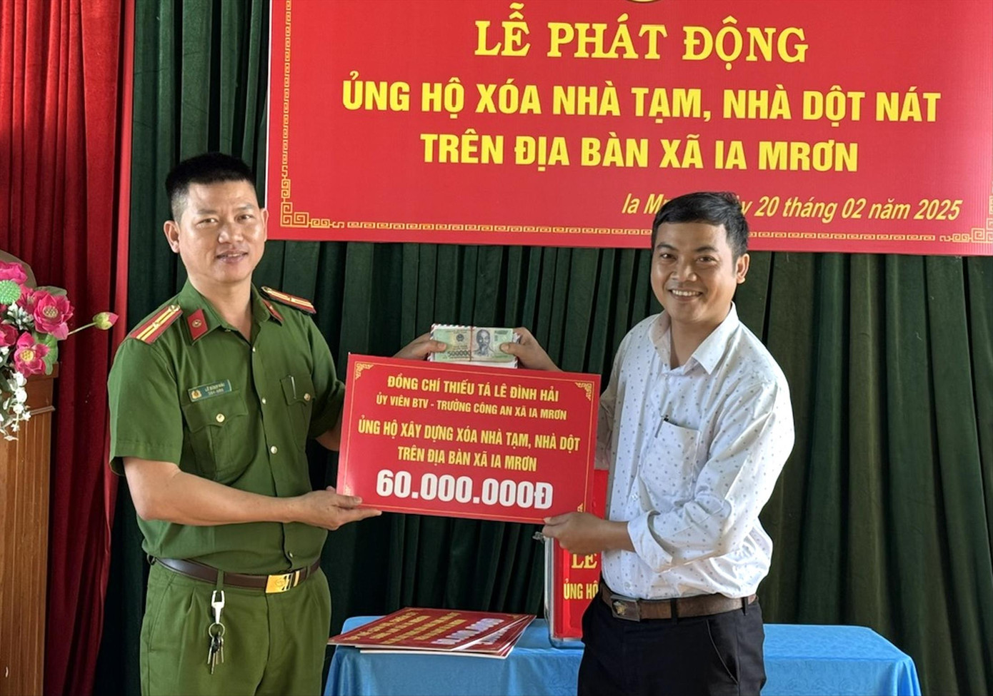 Thiếu tá Hải trao tiền ủng hộ xoá nhà tạm, nhà dột nát Thiếu tá Hải trao tiền ủng hộ xoá nhà tạm, nhà dột nát