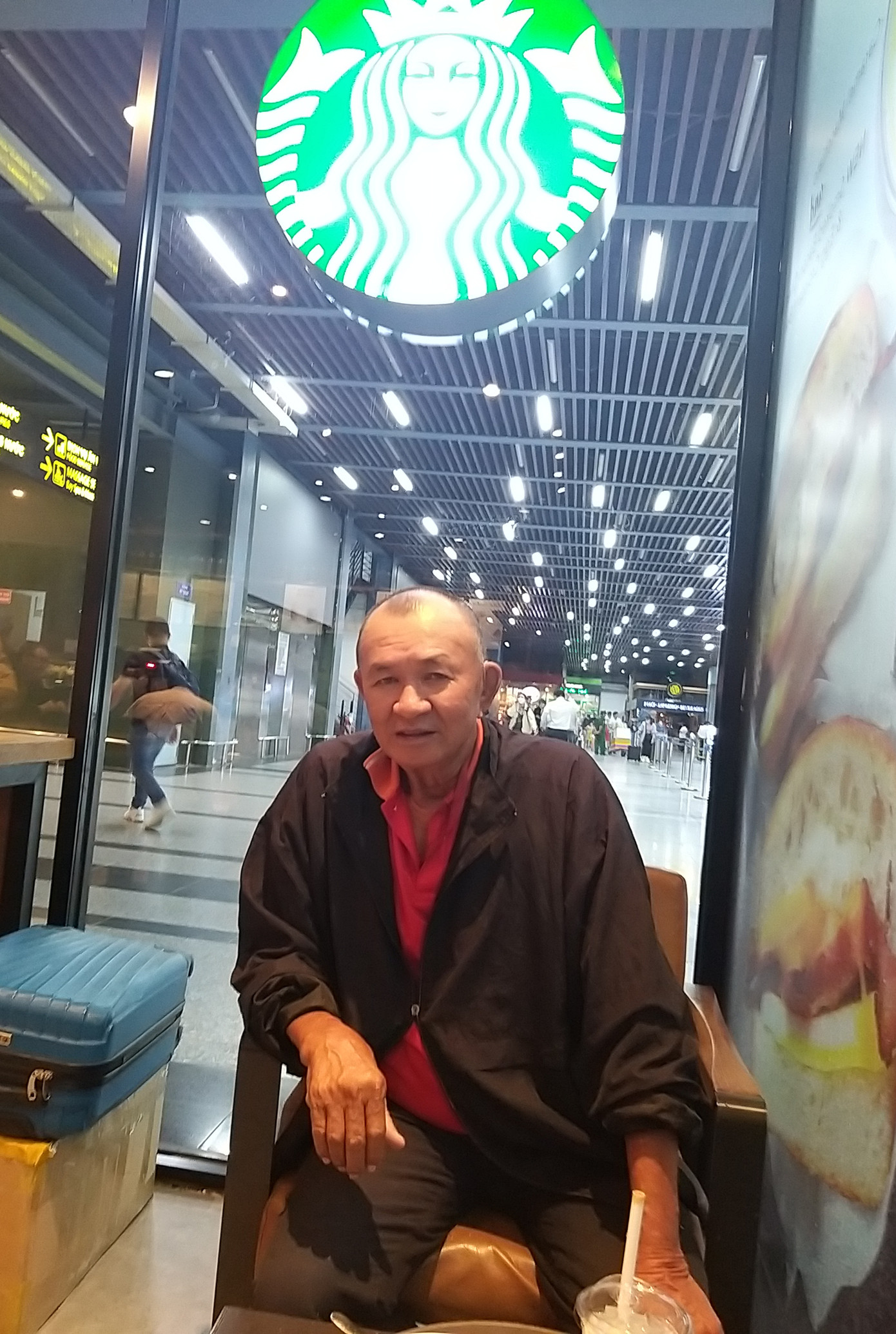 Người lái xe ôm khiếm thính trong quán cà phê ở sân bay Tân Sơn Nhất