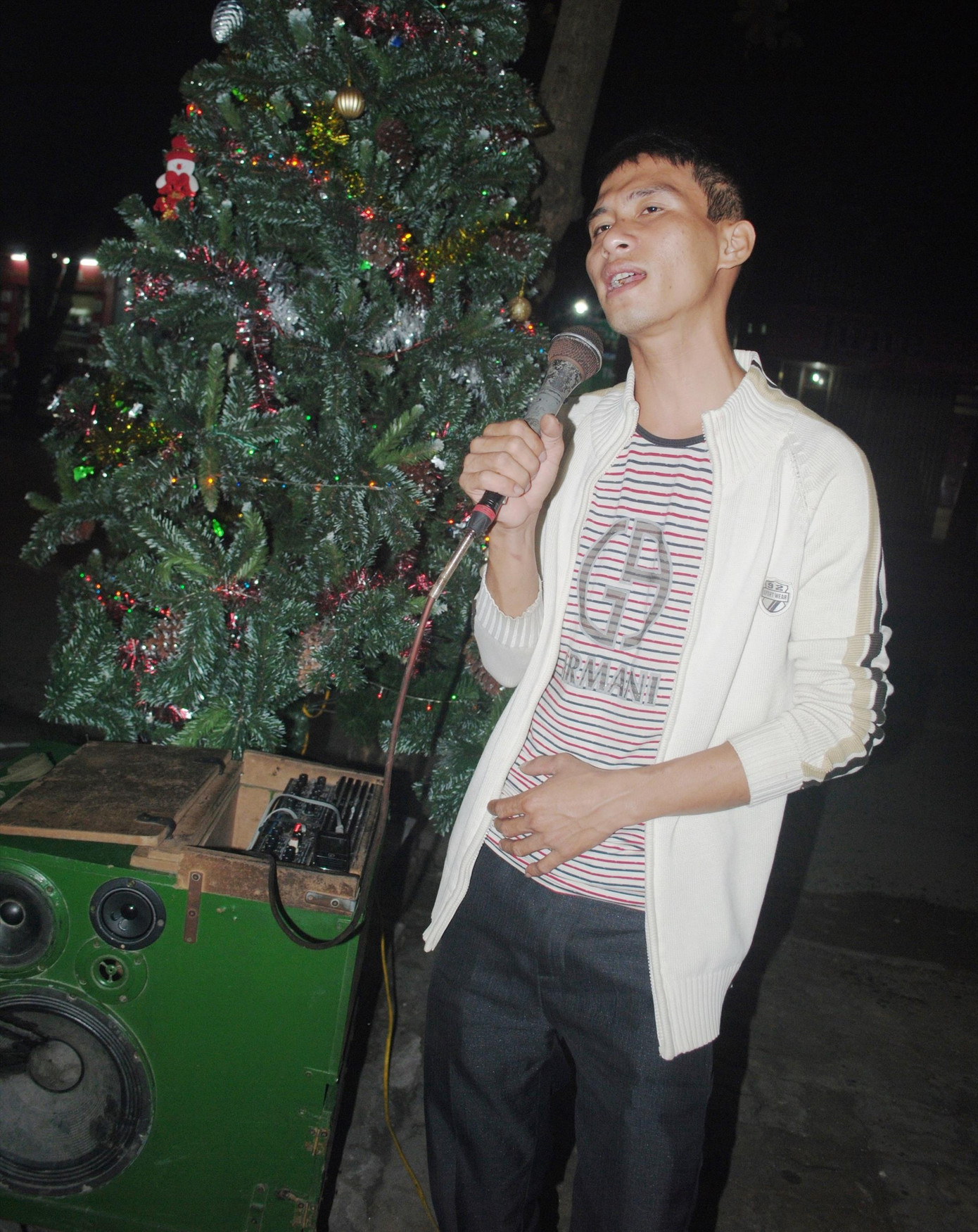 Tuấn trong một lần biểu diễn hát rong đường phố. Tuấn trong một lần biểu diễn hát rong đường phố.