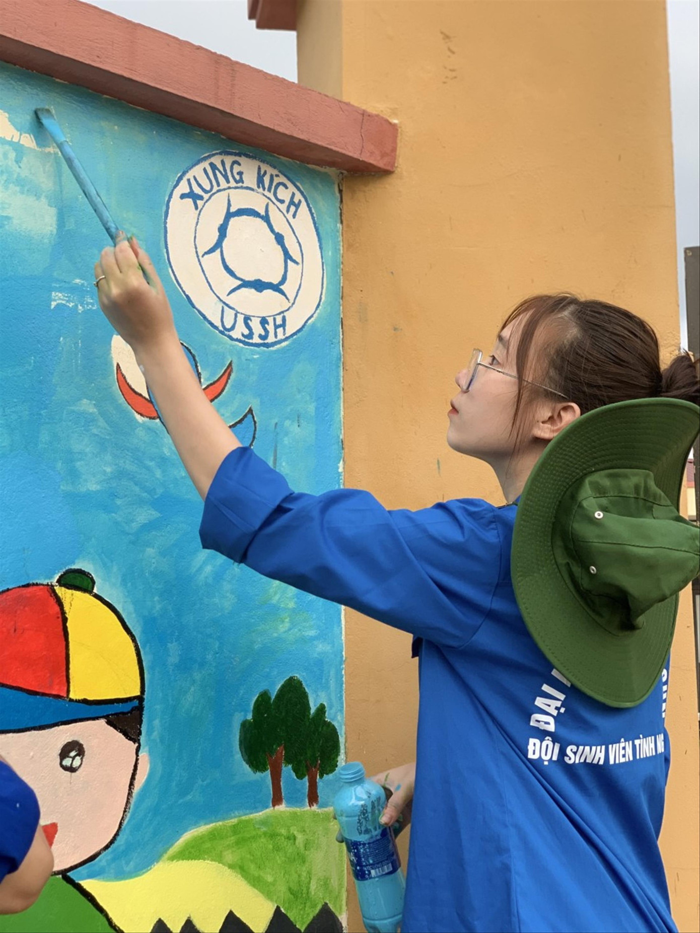 Bạn Lệ Na, sinh viên Trường ĐH KHXH&NV Hà Nội vẽ bích họa tại điểm trường mầm non Khe Nác thuộc xã Yên Đổ (Phú Lương, Thái Nguyên). Bạn Lệ Na, sinh viên Trường ĐH KHXH&NV Hà Nội vẽ bích họa tại điểm trường mầm non Khe Nác thuộc xã Yên Đổ (Phú Lương, Thái Nguyên).