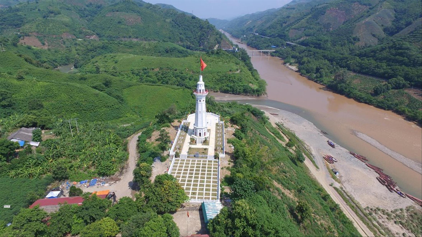 Cột cờ Lũng Pô - nơi con sông Hồng chạm vào đất Việt, cạnh đó là nơi hợp dòng của suối Lũng Pô và sông Hồng