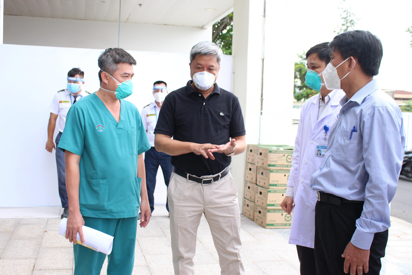 Thứ trưởng Bộ Y tế Nguyễn Trường Sơn (mặc áo đen) trao đổi chuyên môn với các bác sĩ tại Bệnh viện Hồi sức COVID-19