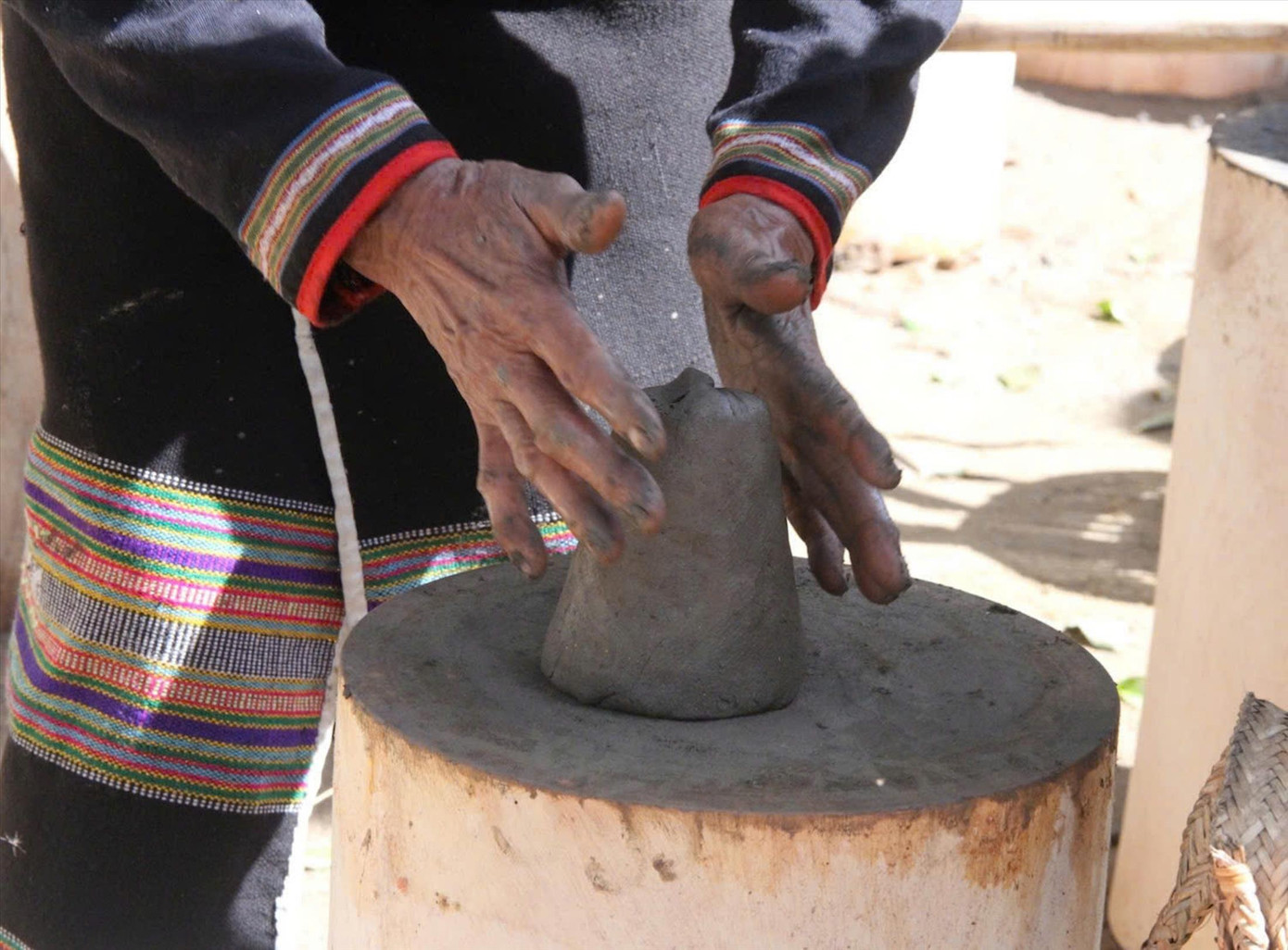 Gốm của người M’nông không dùng bàn xoay mà được nặn bằng tay và di chuyển xung quanh vật để tạo dáng