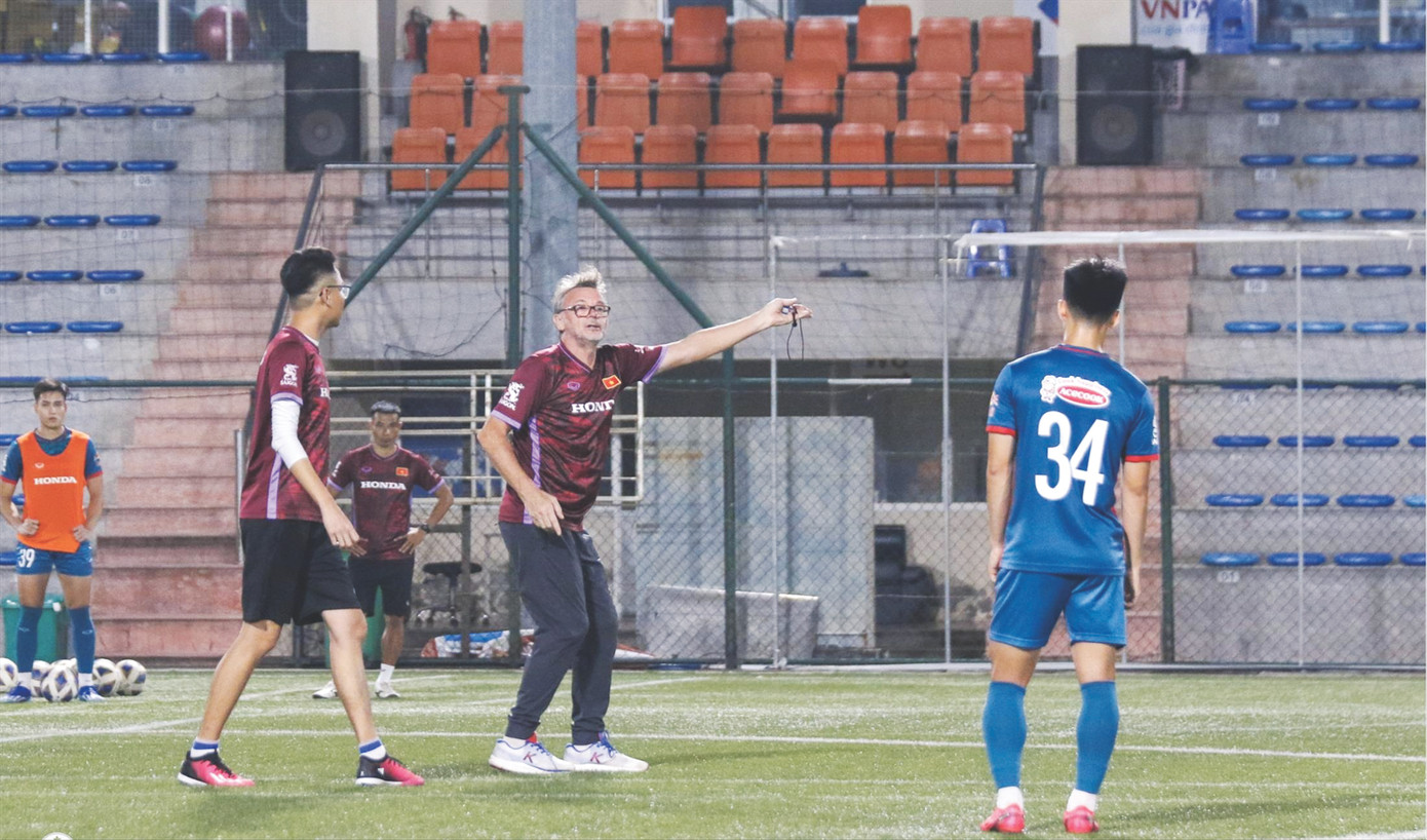 HLV Troussier và các học trò cần một chiến thắng trước Philippines để giải toả sức ép. Ảnh: Anh Đoàn