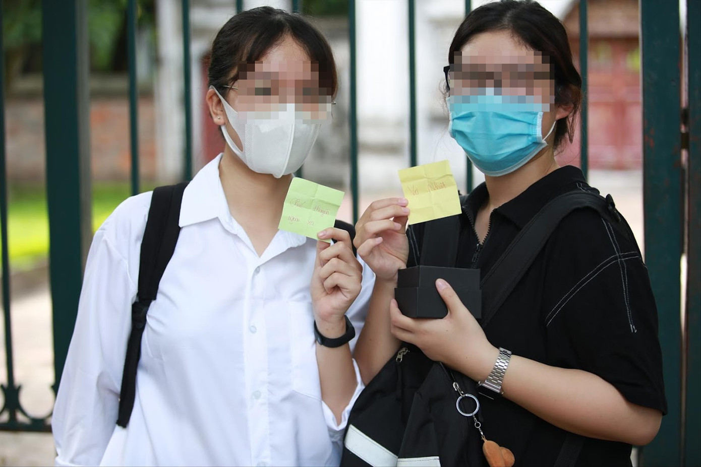 Sĩ tử “bốc đề” lấy may trước cổng Văn Miếu. Ảnh: Viết Niệm Sĩ tử “bốc đề” lấy may trước cổng Văn Miếu. Ảnh: Viết Niệm