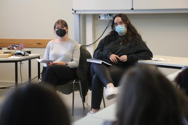 Karina (phải) và một tình nguyện viên khác tại buổi “Gặp gỡ người Do Thái” tại một trường học ở Berlin