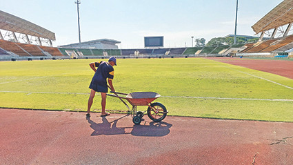 Một công nhân Lào cặm cụi làm việc tại New Laos National Stadium. Ảnh: Thanh Hải