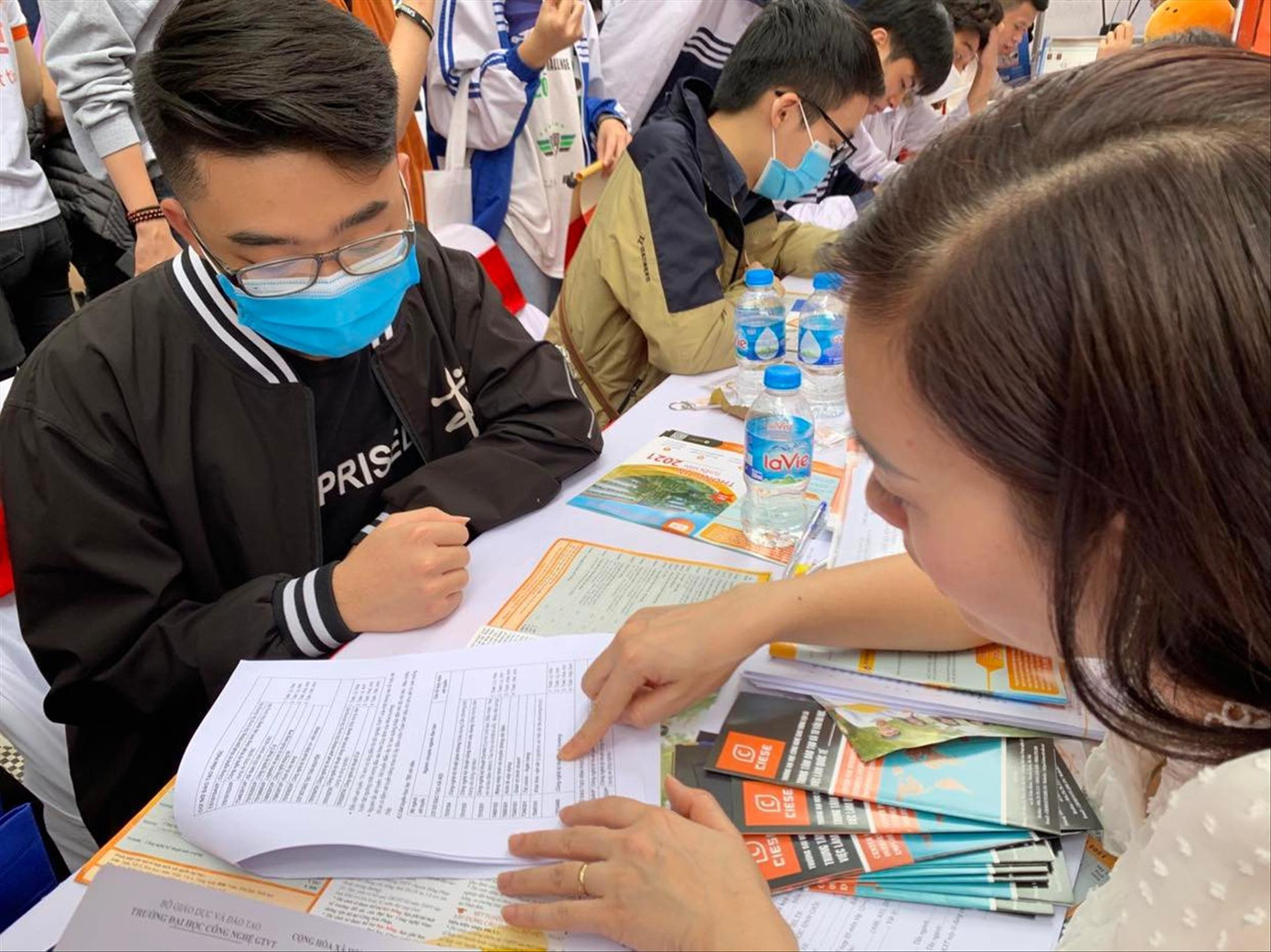 Trước khi điền nguyện vọng xét tuyển, thí sinh nên xem xét vấn đề học phí. Ảnh: Nghiêm Huê