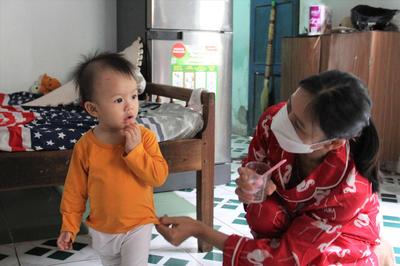 Gia đình chị Dương Thị Mai (quê Hà Tĩnh) ở lại Đà Nẵng dịp Tết này để dành tiền lo Tết cho ông bà nội ngoại ở quê. Ảnh: Giang Thanh Gia đình chị Dương Thị Mai (quê Hà Tĩnh) ở lại Đà Nẵng dịp Tết này để dành tiền lo Tết cho ông bà nội ngoại ở quê. Ảnh: Giang Thanh