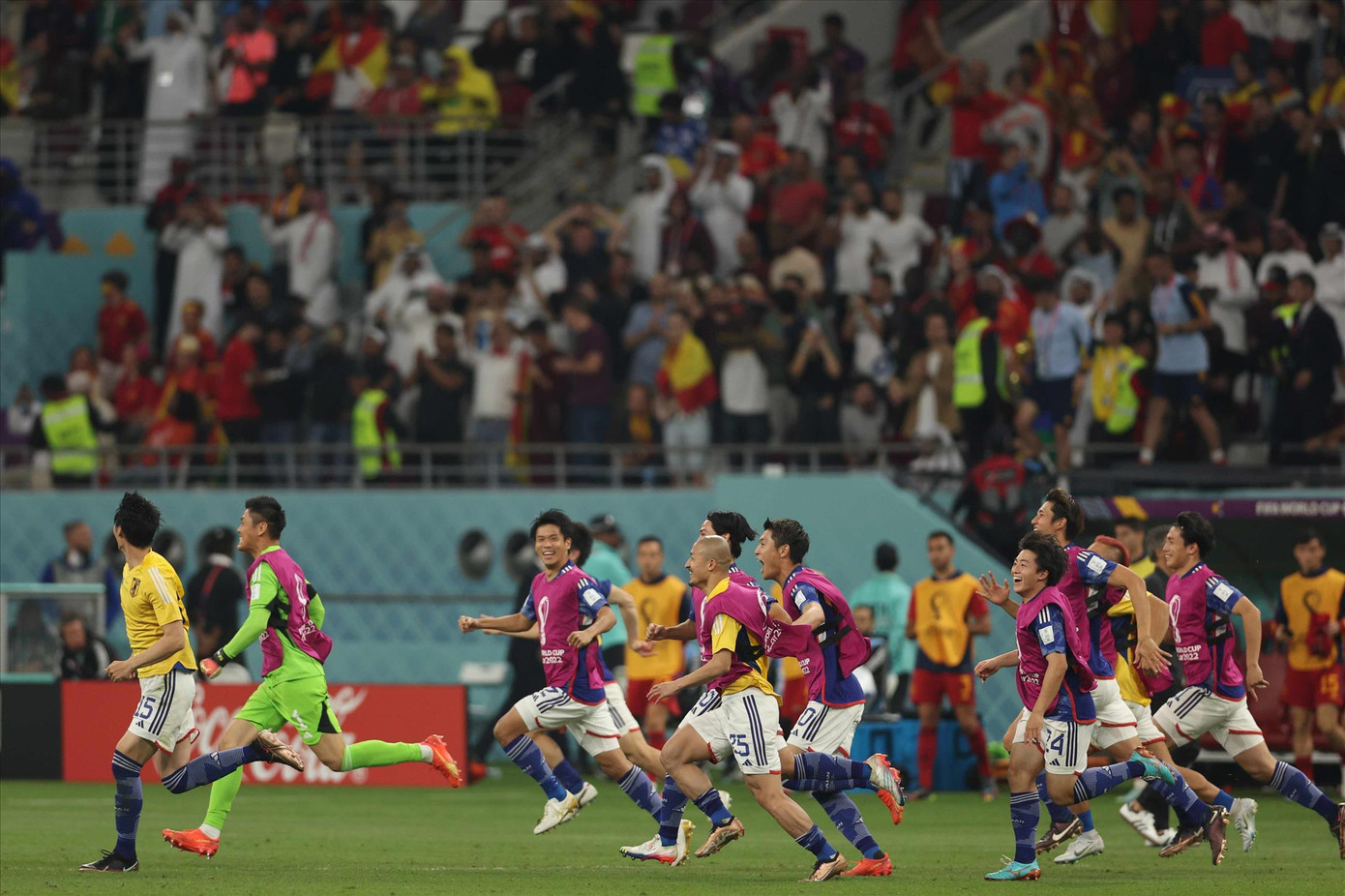 Tây Ban Nha quỵ ngã trước Nhật Bản