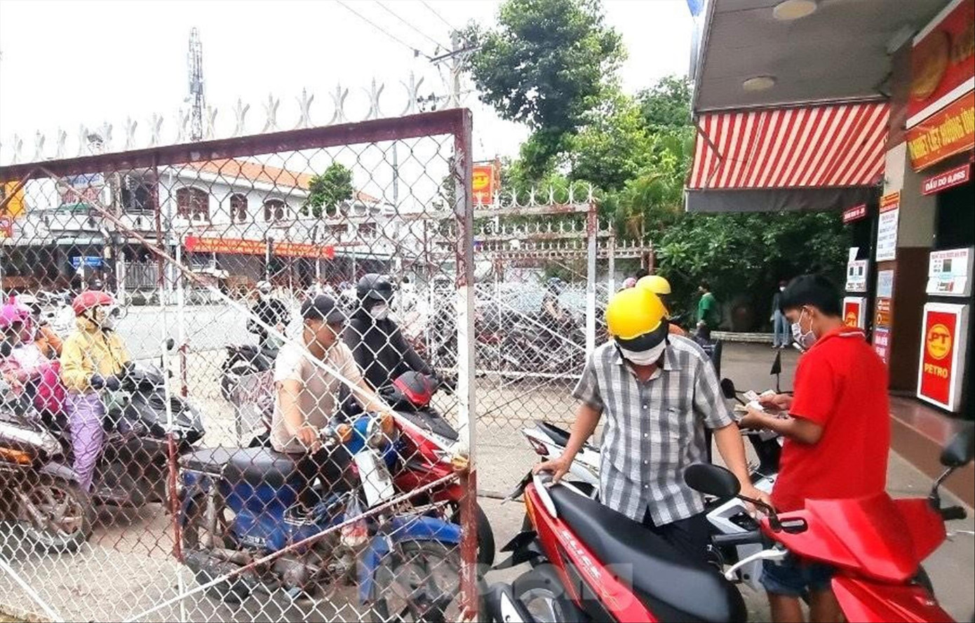 Rào chắn được mang ra “phân luồng”, điều tiết người dân mua xăng nhiều ngày qua Rào chắn được mang ra “phân luồng”, điều tiết người dân mua xăng nhiều ngày qua