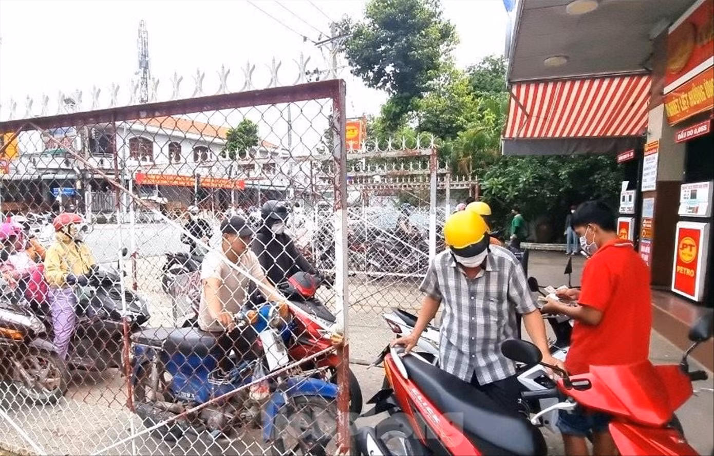 Rào chắn được mang ra “phân luồng”, điều tiết người dân mua xăng nhiều ngày qua Rào chắn được mang ra “phân luồng”, điều tiết người dân mua xăng nhiều ngày qua