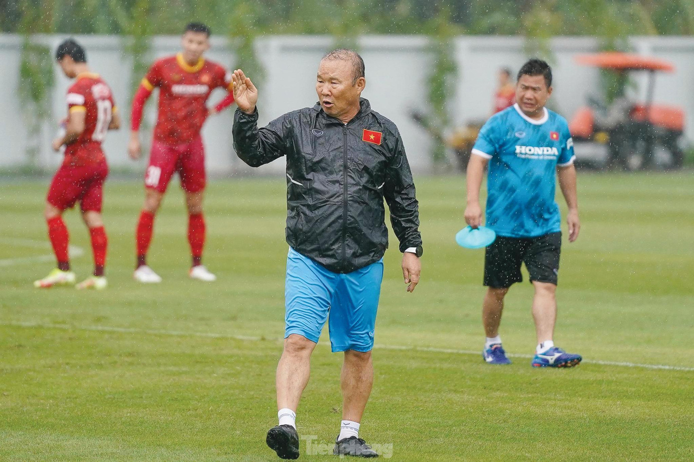 HLV Park Hang-seo cùng học trò trong buổi tập ngày 25/9 Ảnh: Phạm Nguyên