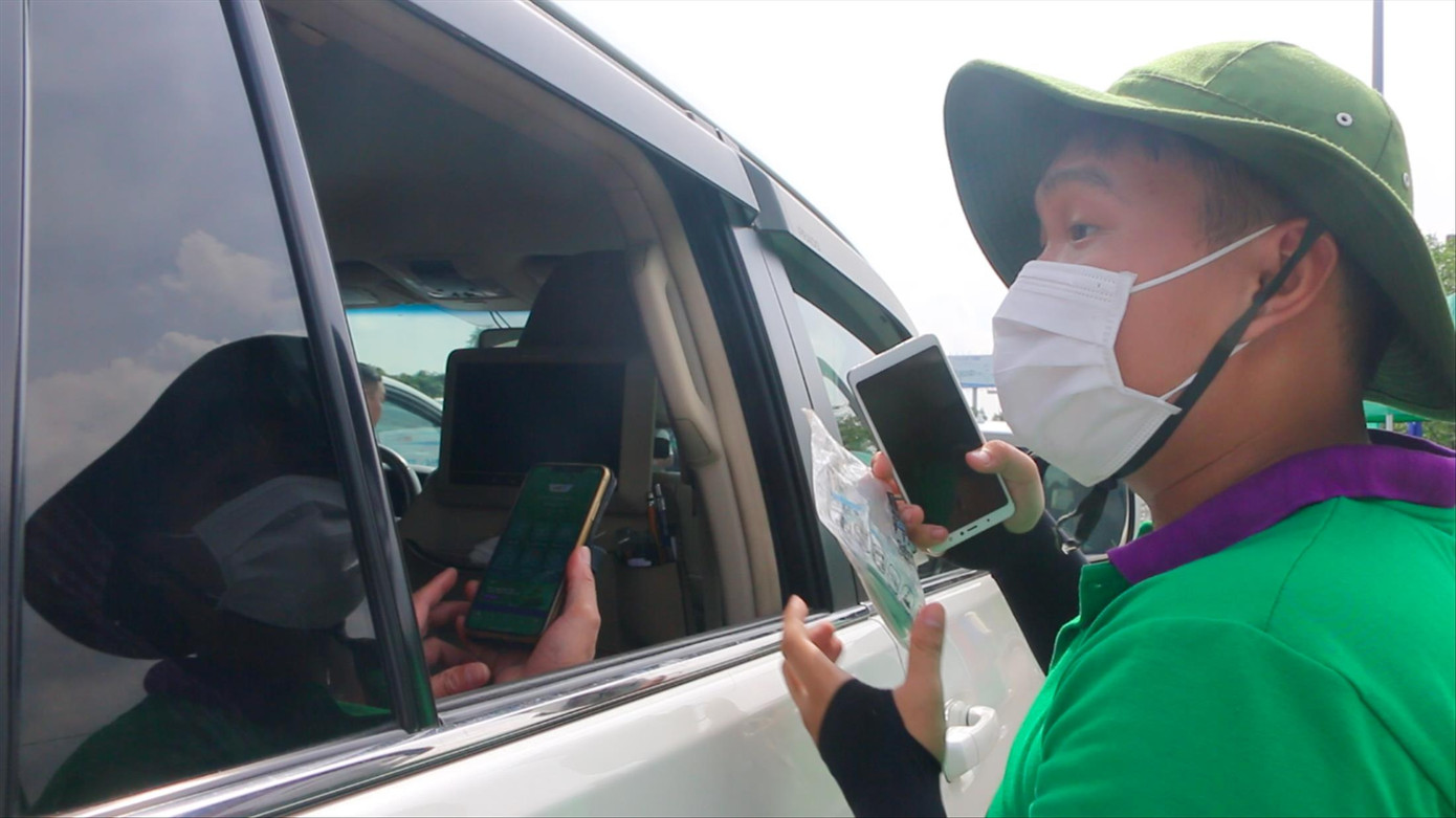 Nhân viên hỗ trợ chủ phương tiện dán thẻ ETC Ảnh: Hữu Huy Nhân viên hỗ trợ chủ phương tiện dán thẻ ETC Ảnh: Hữu Huy