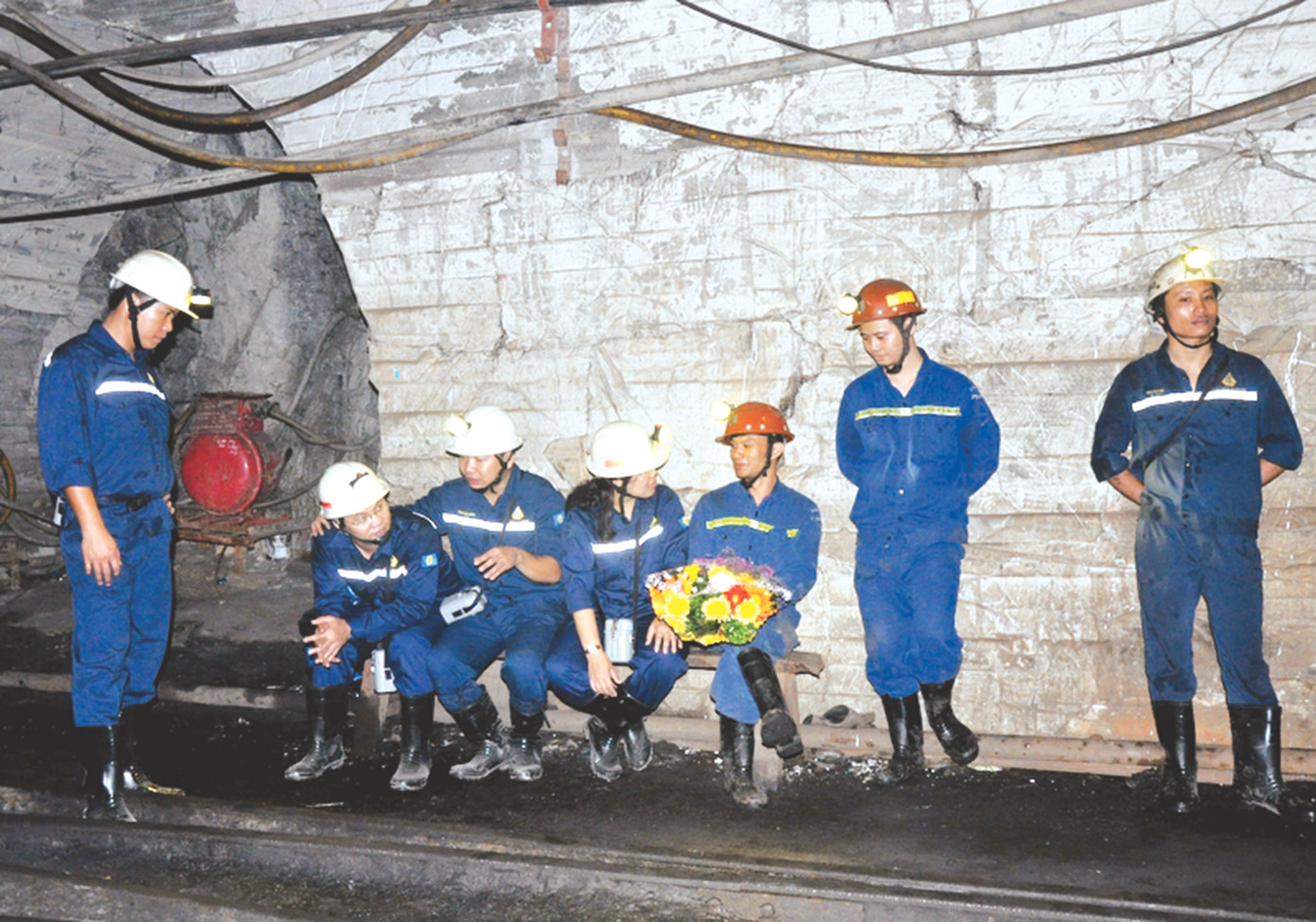 Lãnh đạo Công ty CP Than Hà Lầm cùng cán bộ Công đoàn, Đoàn Thanh niên tặng hoa, thăm hỏi, động viên tinh thần công nhân công tác tại các phân xưởng khai thác hầm lò