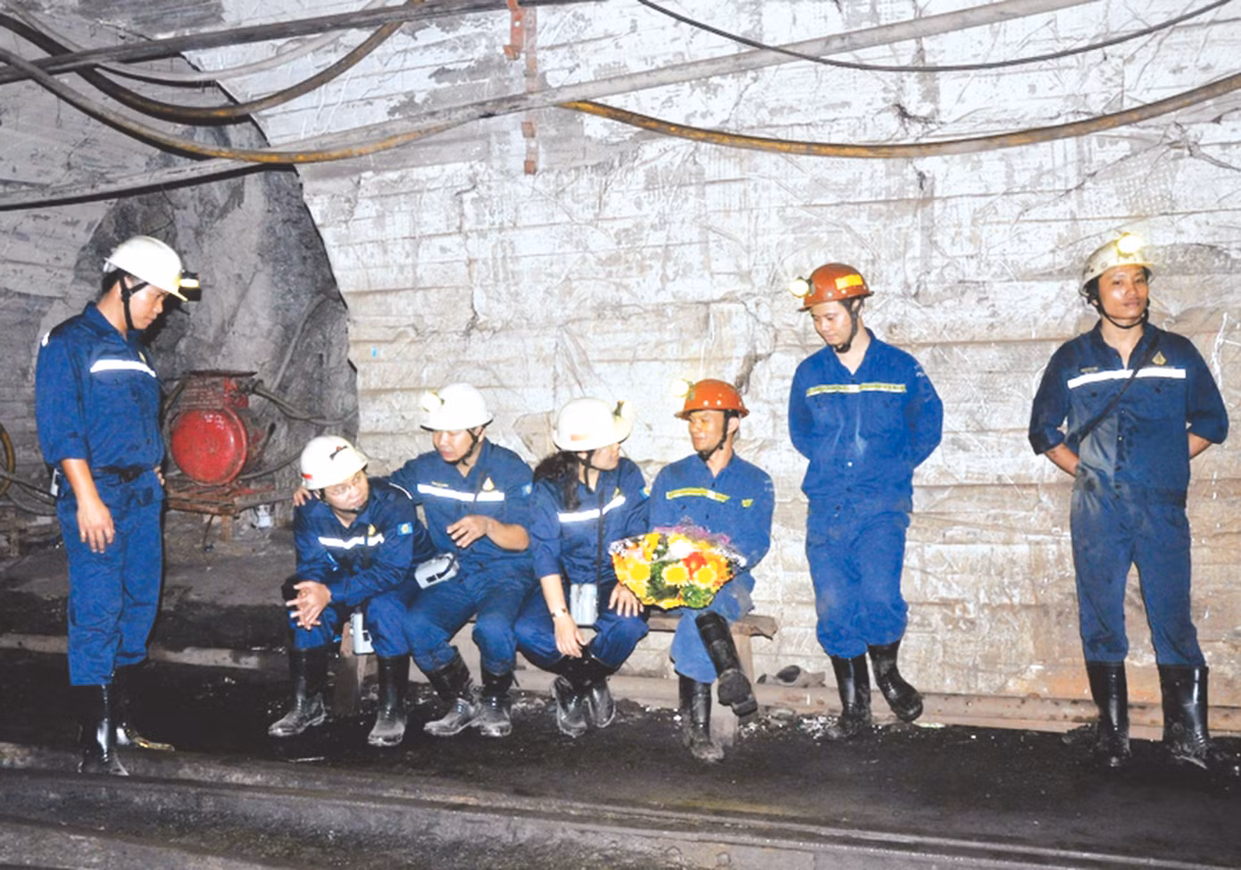 Lãnh đạo Công ty CP Than Hà Lầm cùng cán bộ Công đoàn, Đoàn Thanh niên tặng hoa, thăm hỏi, động viên tinh thần công nhân công tác tại các phân xưởng khai thác hầm lò