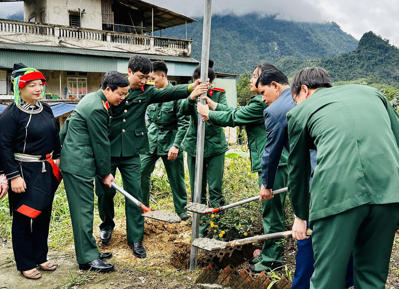 Đoàn công tác Học viện Kỹ thuật Quân sự lắp đặt hệ thống cột đèn năng lượng mặt trời tặng chính quyền địa phương và người dân huyện Vị Xuyên, tỉnh Hà Giang. Đoàn công tác Học viện Kỹ thuật Quân sự lắp đặt hệ thống cột đèn năng lượng mặt trời tặng chính quyền địa phương và người dân huyện Vị Xuyên, tỉnh Hà Giang.