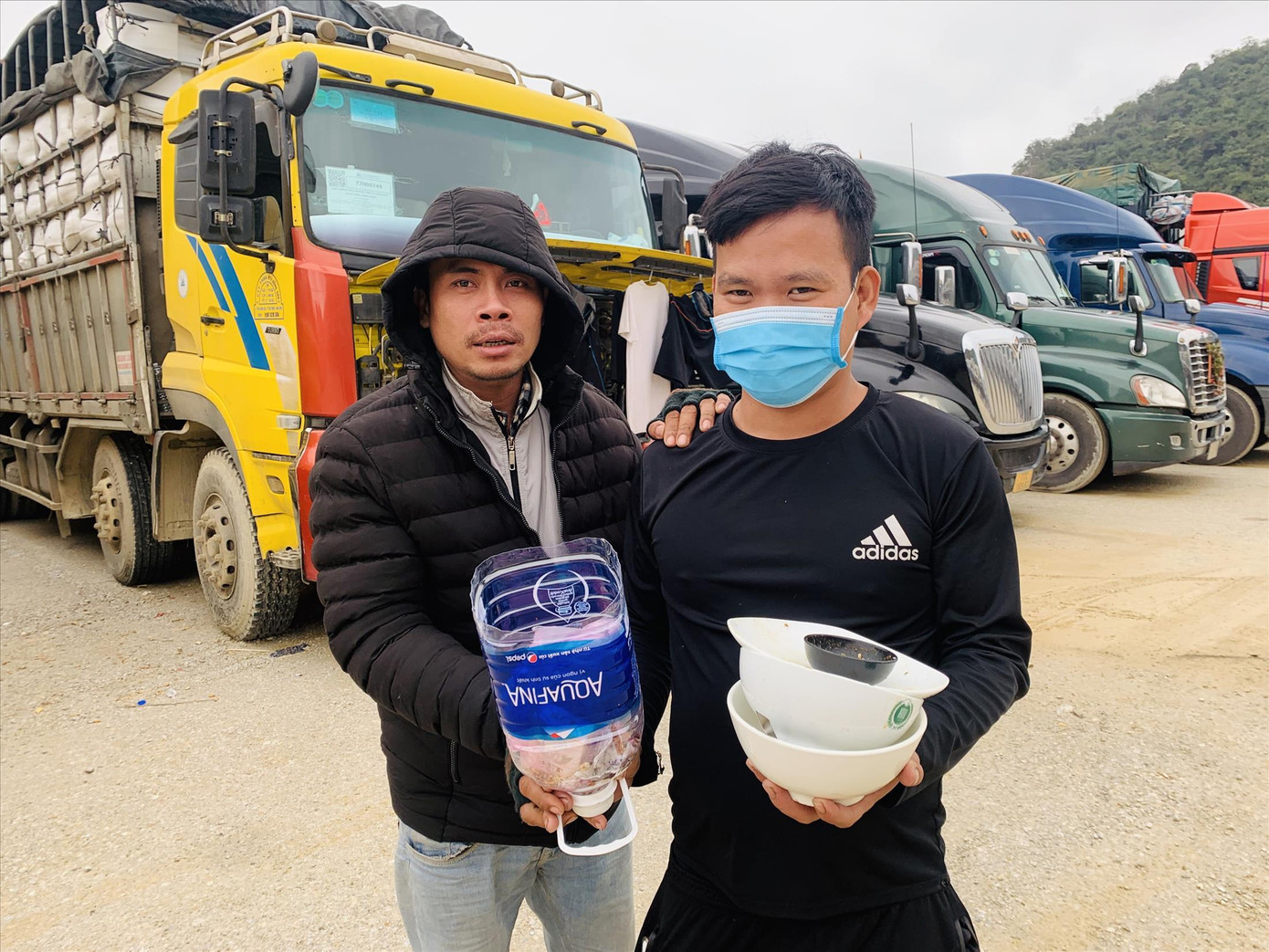 Hai tài xế Lai và Phương lo cái ăn hàng ngày Ảnh: Duy Chiến