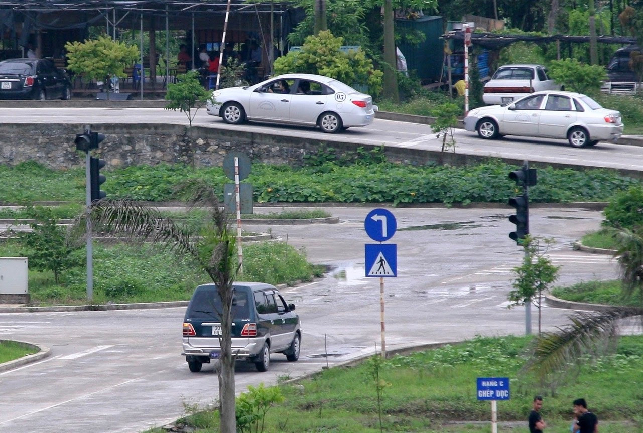Thi sát hạch lái xe Ảnh: Như Ý
