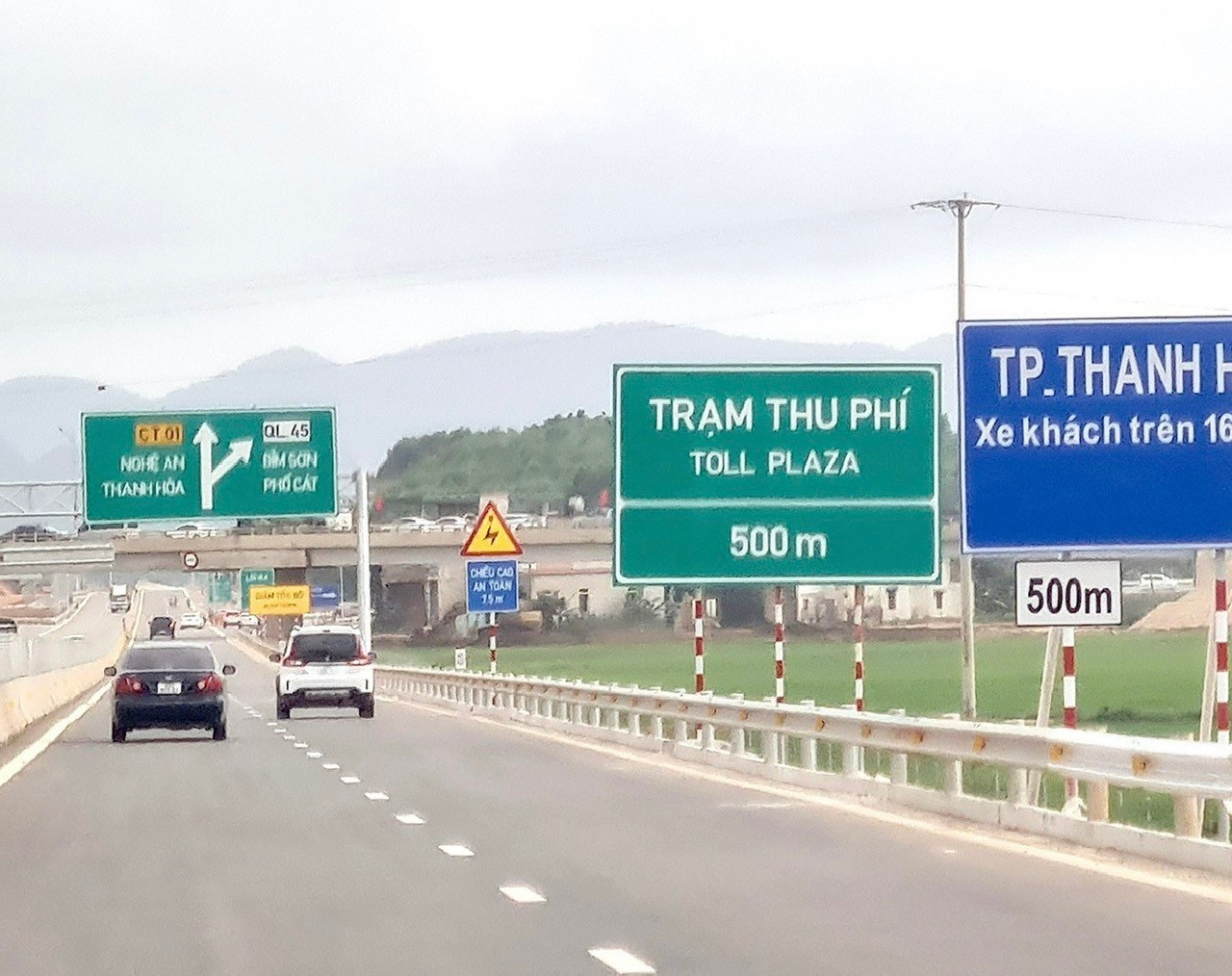 Cao tốc Bắc – Nam đầu tư bằng ngân sách nhà nước chưa được tổ chức thu phí, tuy nhiên, biển báo trạm thu phí đã được lắp đặt để sẵn sàng chuẩn bị thu. Ảnh: H.Việt