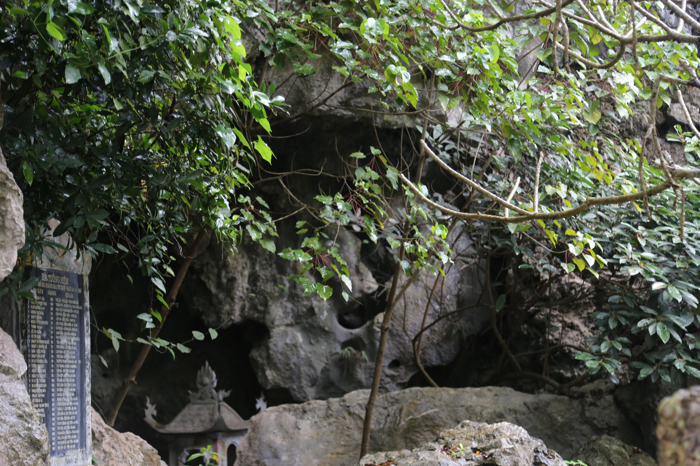 Hang Hỏa Tiễn - nơi in dấu sự hy sinh anh dũng của 33 TNXP thời kháng chiến chống Mỹ