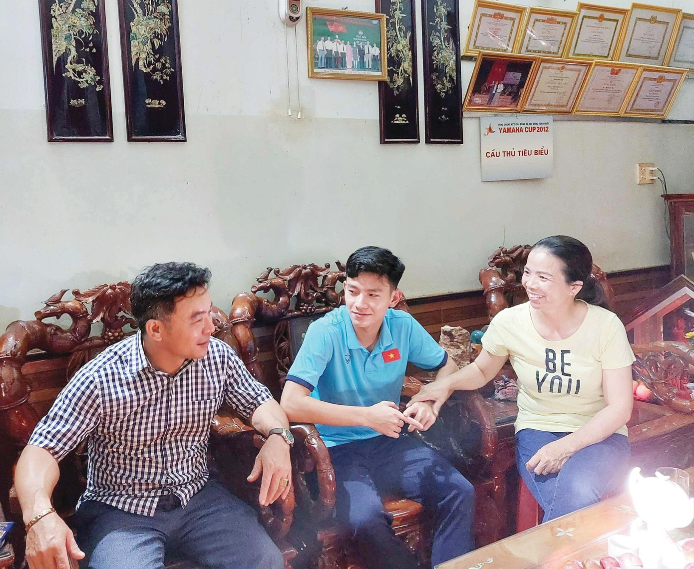 Bố mẹ và cầu thủ Phan Tuấn Tài tại nhà ở huyện Cư M’gar, Đắk Lắk