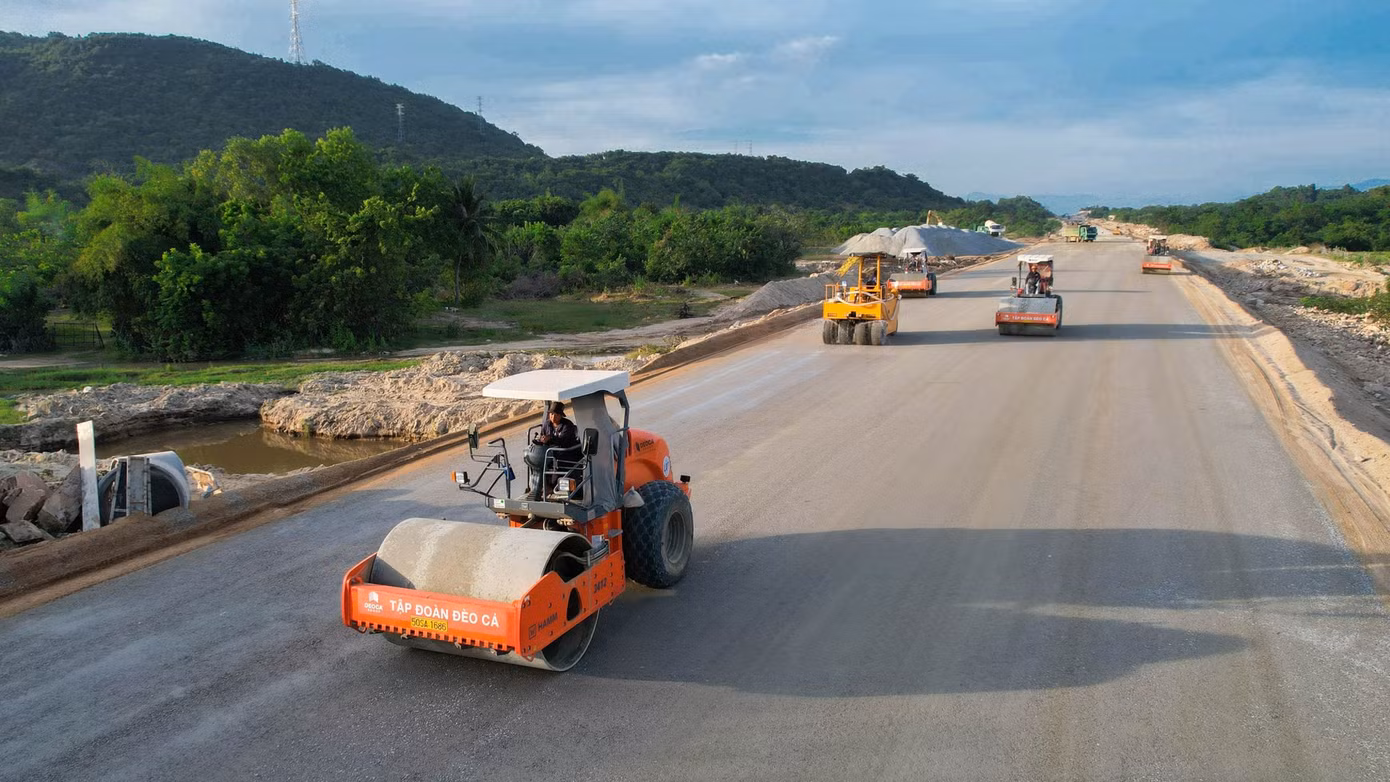 Trên công trường dự án cao tốc Bắc-Nam. Ảnh: Cao Đạt Trên công trường dự án cao tốc Bắc-Nam. Ảnh: Cao Đạt